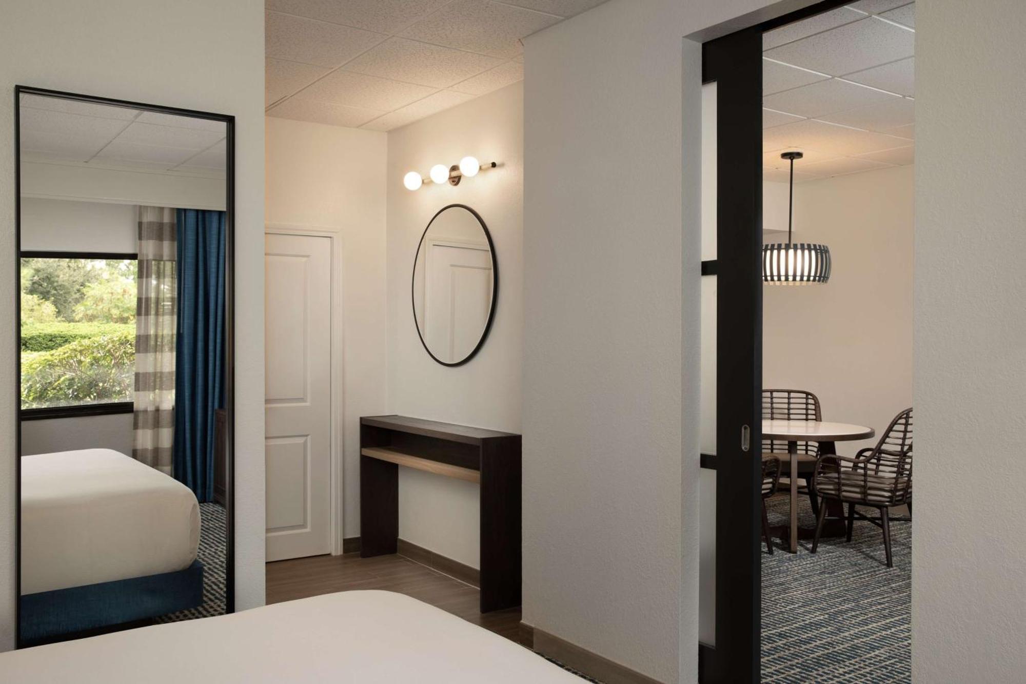 King Suite with Bath Tub - Mobility Access