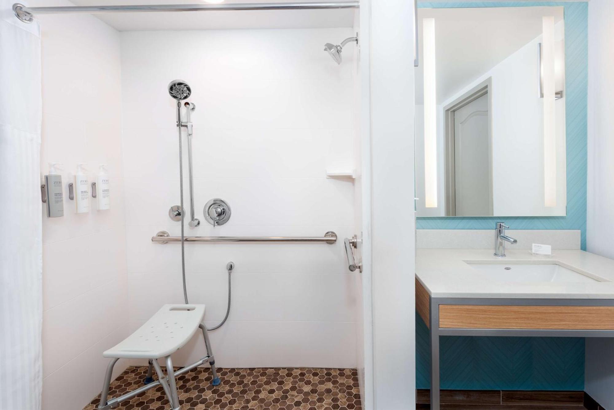 Chambre Lit Queen-Size avec Douche - Adaptée aux Personnes à Mobilité Réduite/Malentendantes