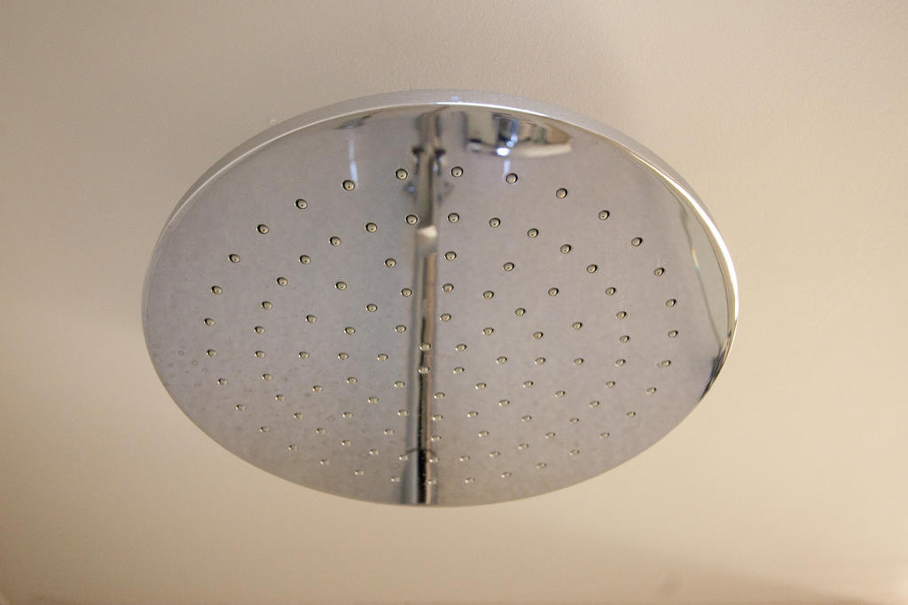 Chambre Double avec 2 Lits Doubles et Baignoire Adaptée - Accessible aux Personnes à Mobilité Réduite