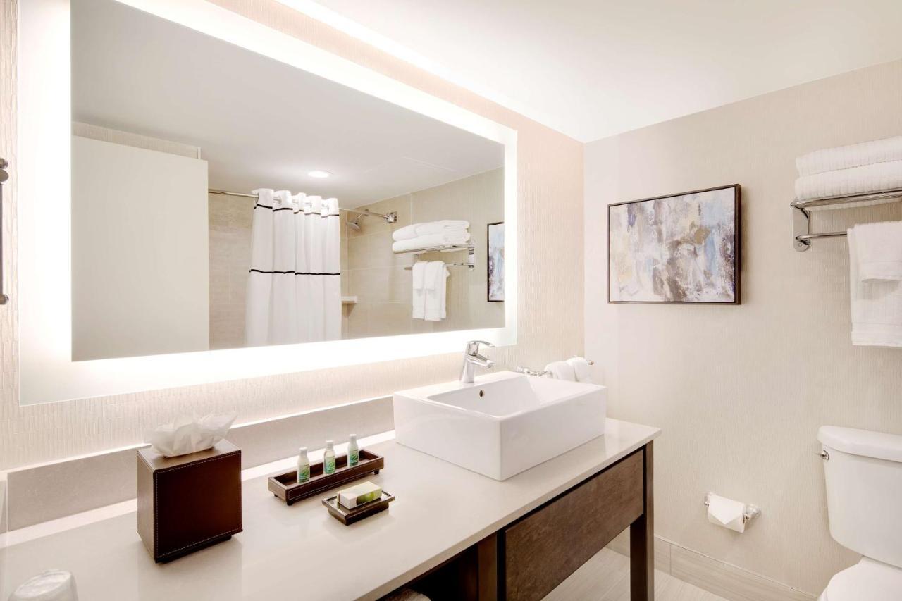 Quarto Queen com 2 Camas Queen-size, Chuveiro Acessível a Cadeirantes e Vista da Cidade