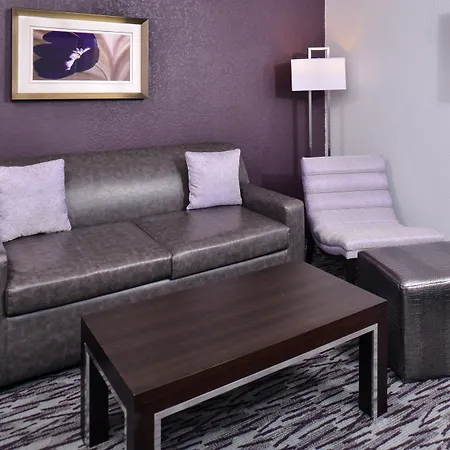 Clarion Inn & Suites Across From Universal Orlando Resort-2